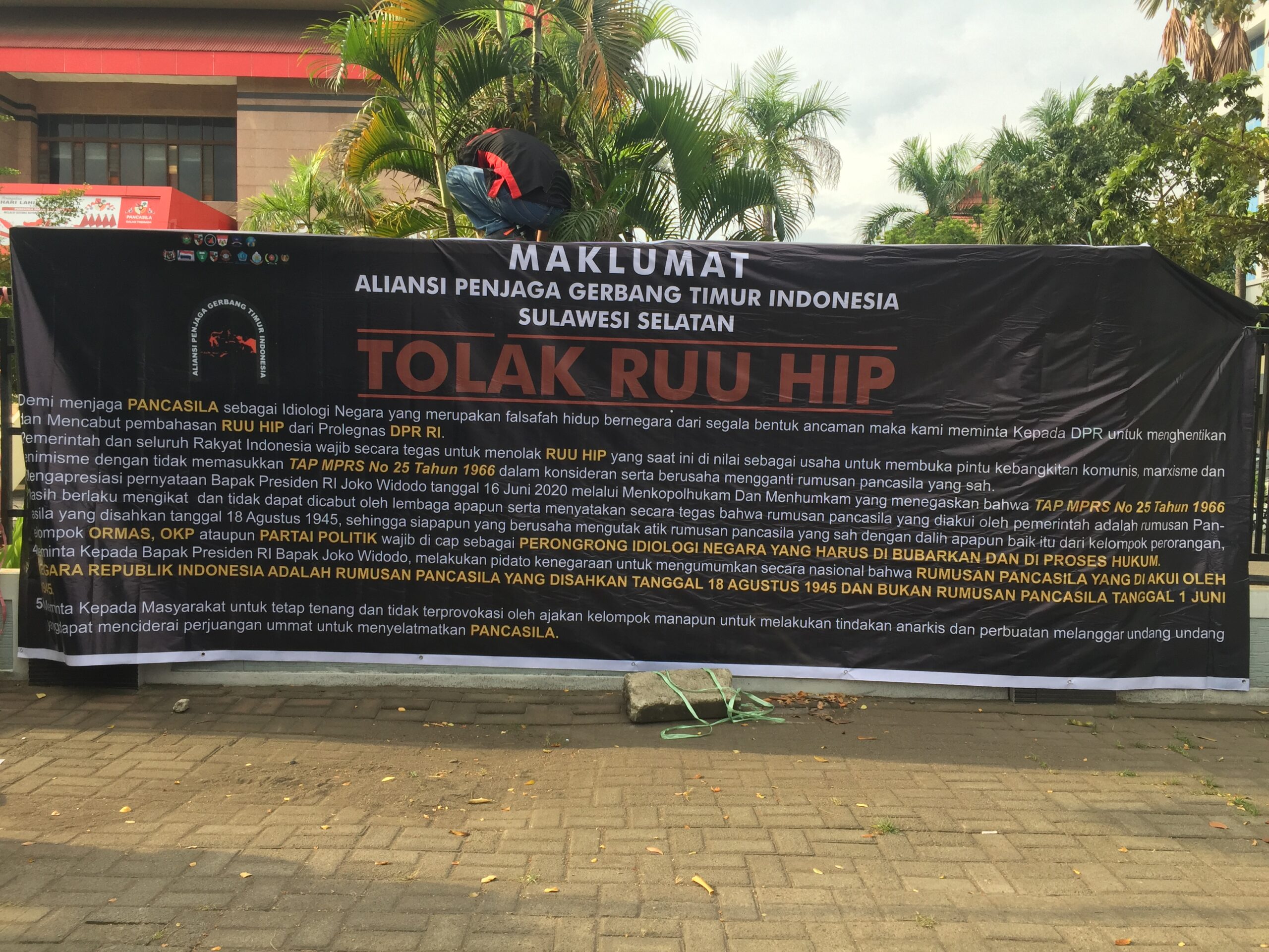 APEGTI Bentangkan Spanduk Penolakan Pengesahan RUU HIP di Gedung DPRD Provinsi Sulawesi Selatan, jum’at (3/7/2020)